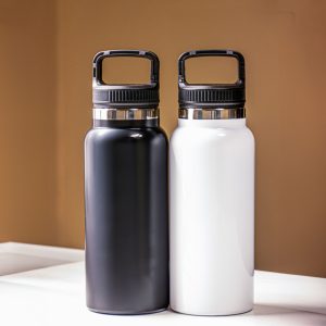 Insulated Flask with Clip-On Lid - Easily attachable lid for securing the bottle to bags, making it convenient to carry on the go.